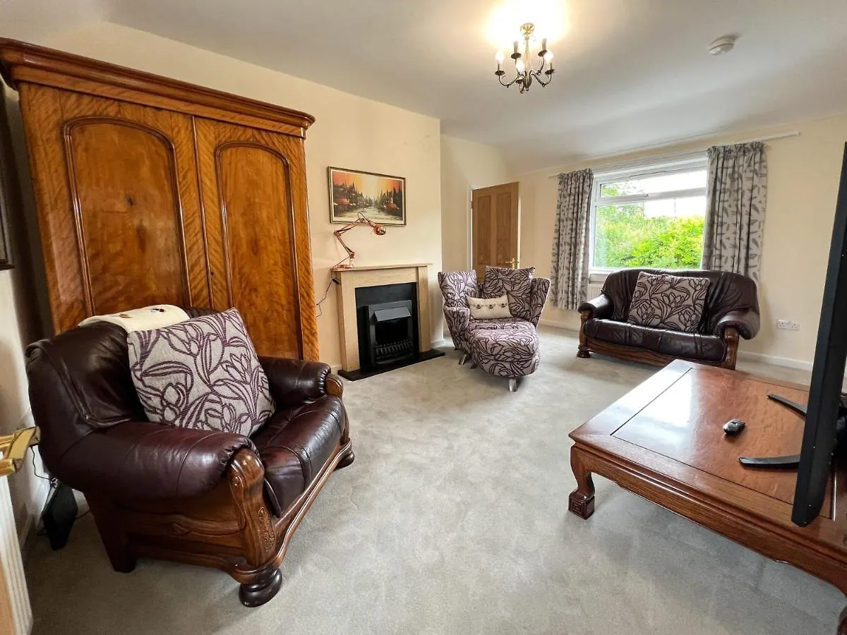 Damhead Cottage In Edinburgh With A Hot Tub 0*,