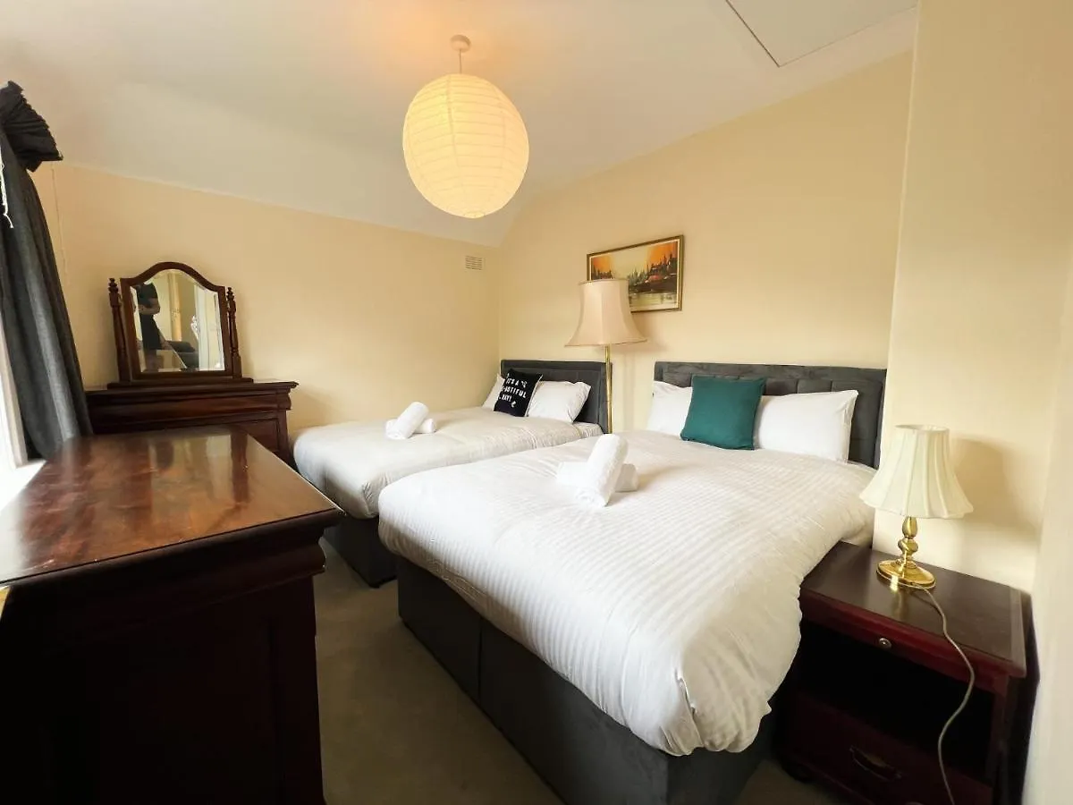 Damhead Cottage In Edinburgh With A Hot Tub 0*,  영국